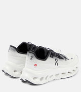 On running Cloudtilt - Black | Ivory