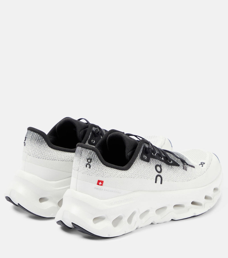 On running Cloudtilt - Black | Ivory