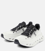 On running Cloudtilt - Black | Ivory