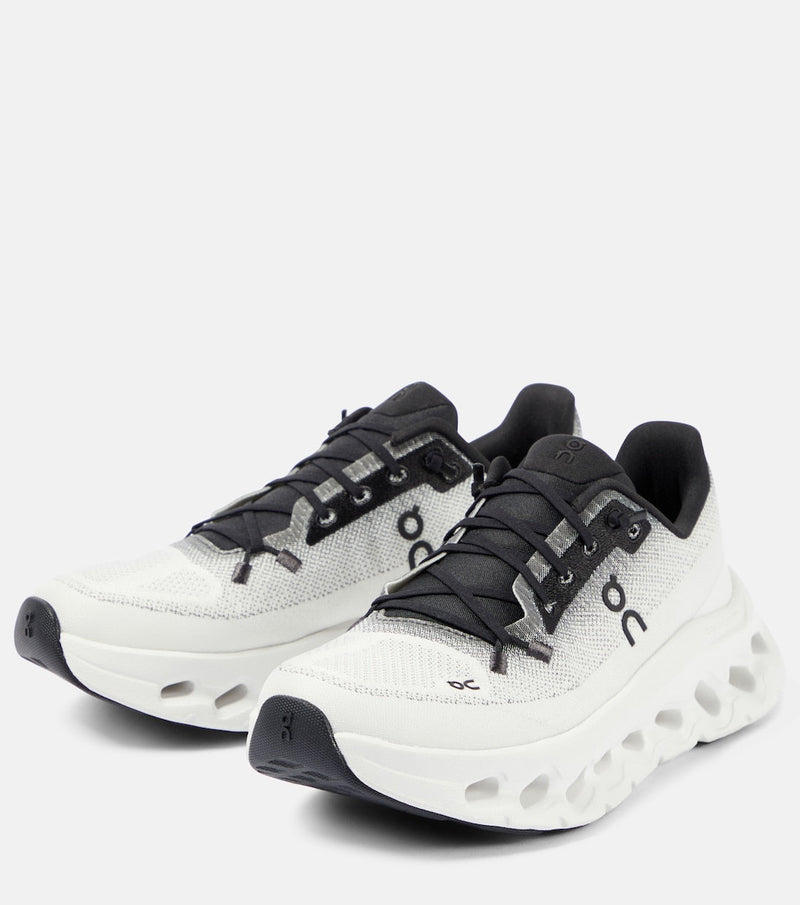 On running Cloudtilt - Black | Ivory