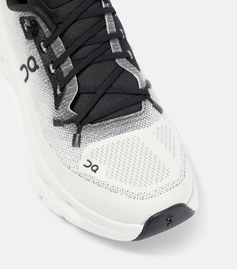 On running Cloudtilt - Black | Ivory
