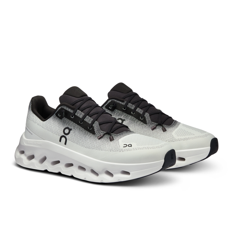 On running Cloudtilt - Black | Ivory