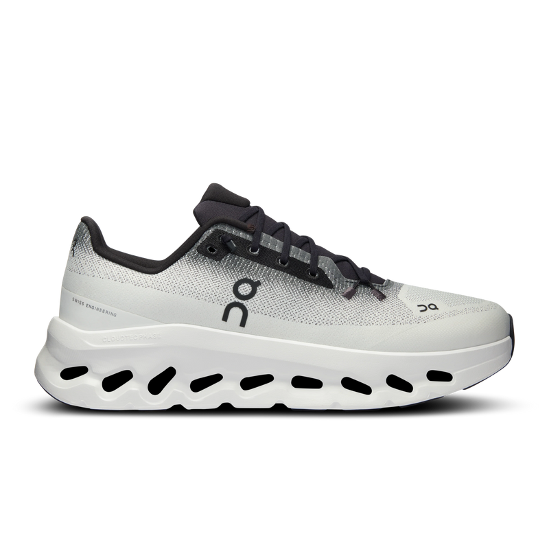 On running Cloudtilt - Black | Ivory